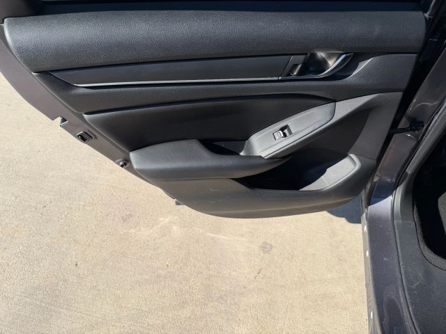 Honda Accord Sedan Vehicle Full-screen Gallery Image 15