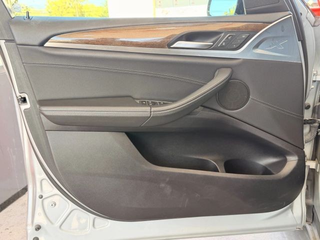 BMW X3 Vehicle Full-screen Gallery Image 09