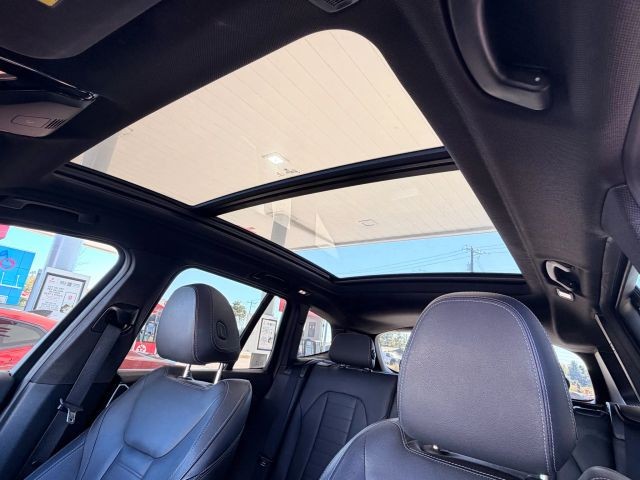 BMW X3 Vehicle Full-screen Gallery Image 11