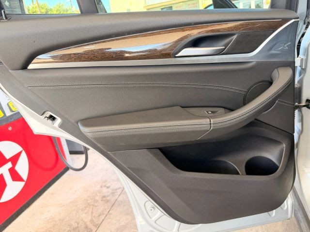 BMW X3 Vehicle Full-screen Gallery Image 12