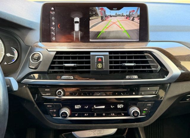 BMW X3 Vehicle Full-screen Gallery Image 15