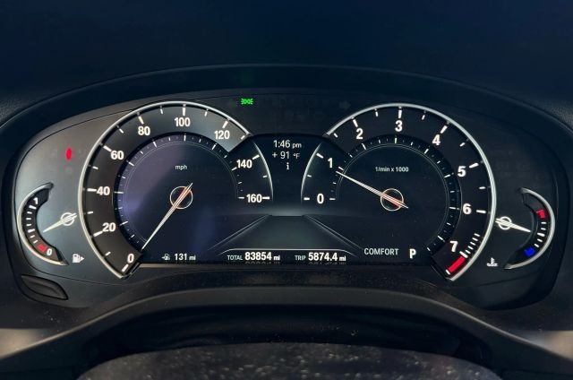 BMW X3 Vehicle Full-screen Gallery Image 16