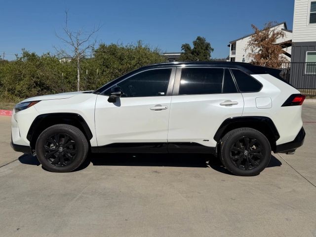 Toyota RAV4 Vehicle Full-screen Gallery Image 03