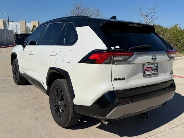 Toyota RAV4 Vehicle Full-screen Gallery Image 04