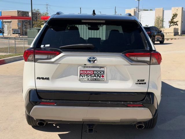 Toyota RAV4 Vehicle Full-screen Gallery Image 05