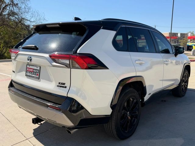 Toyota RAV4 Vehicle Full-screen Gallery Image 06