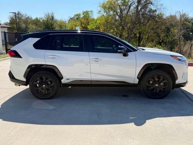 Toyota RAV4 Vehicle Full-screen Gallery Image 07