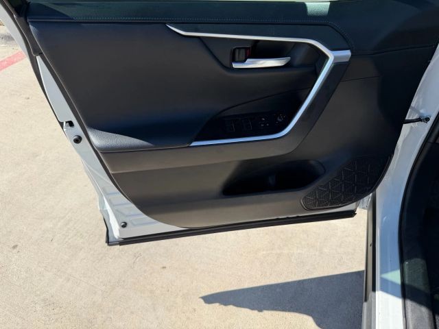 Toyota RAV4 Vehicle Full-screen Gallery Image 10