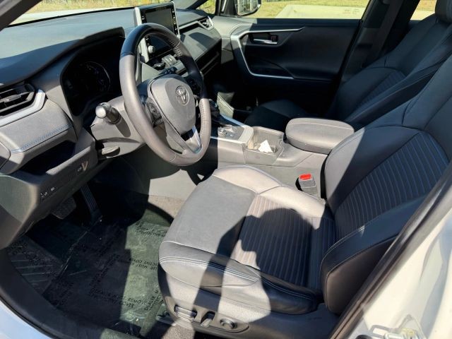 Toyota RAV4 Vehicle Full-screen Gallery Image 11