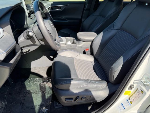 Toyota RAV4 Vehicle Full-screen Gallery Image 12