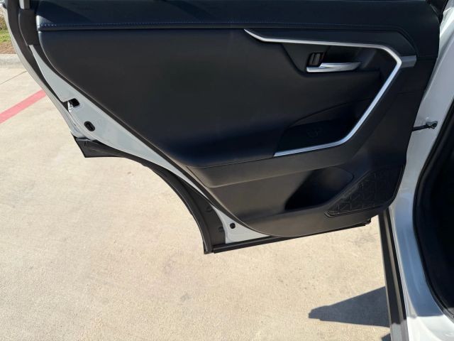 Toyota RAV4 Vehicle Full-screen Gallery Image 15