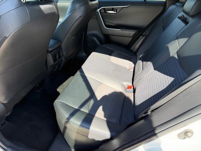 Toyota RAV4 Vehicle Full-screen Gallery Image 16