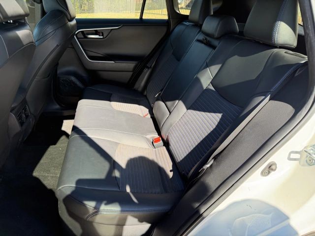 Toyota RAV4 Vehicle Full-screen Gallery Image 17