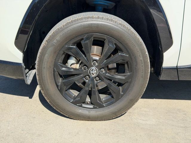 Toyota RAV4 Vehicle Full-screen Gallery Image 22