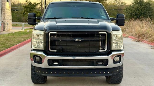 Ford Super Duty F-350 SRW Vehicle Full-screen Gallery Image 02