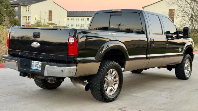 Ford Super Duty F-350 SRW Vehicle Full-screen Gallery Image 05