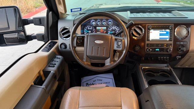 Ford Super Duty F-350 SRW Vehicle Full-screen Gallery Image 08