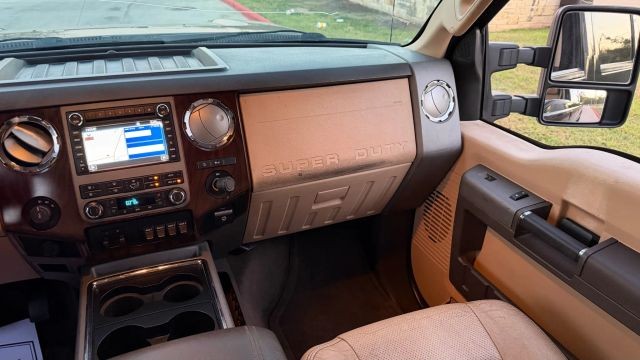 Ford Super Duty F-350 SRW Vehicle Full-screen Gallery Image 09