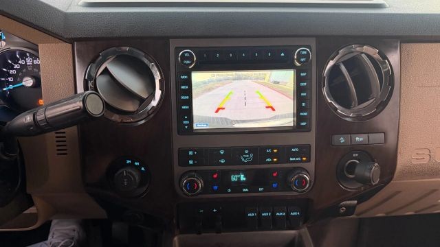 Ford Super Duty F-350 SRW Vehicle Full-screen Gallery Image 10