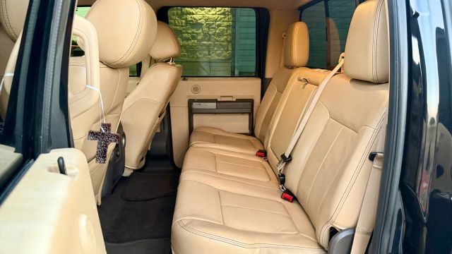 Ford Super Duty F-350 SRW Vehicle Full-screen Gallery Image 11