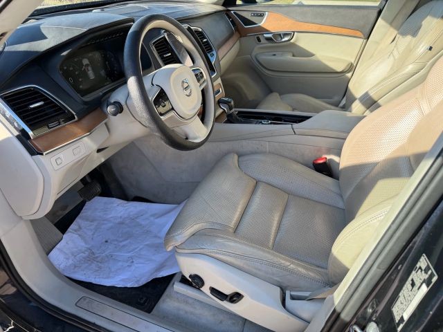 Volvo XC90 Vehicle Full-screen Gallery Image 11