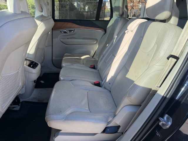 Volvo XC90 Vehicle Full-screen Gallery Image 16