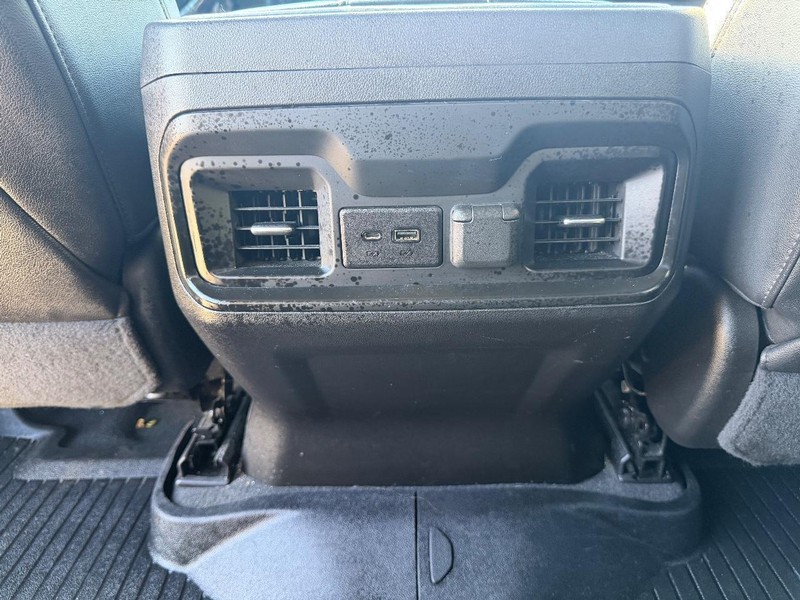 Chevrolet Silverado 1500 Vehicle Full-screen Gallery Image 18