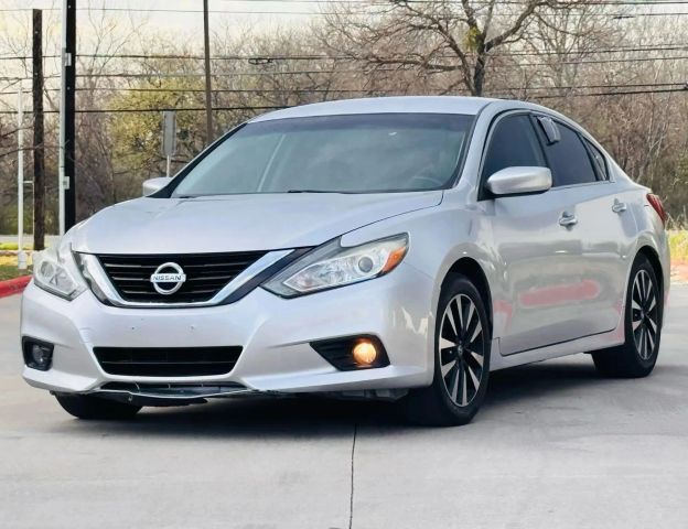 Nissan Altima Vehicle Full-screen Gallery Image 02