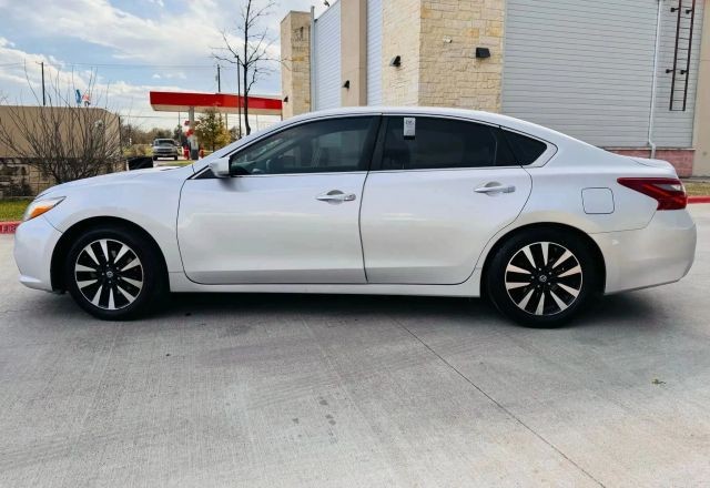 Nissan Altima Vehicle Full-screen Gallery Image 03