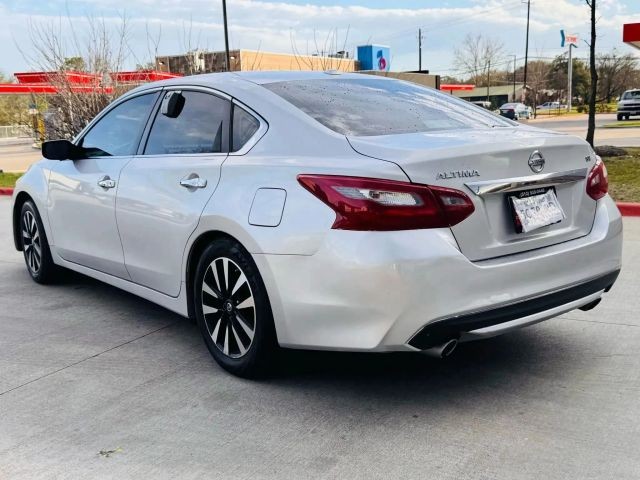 Nissan Altima Vehicle Full-screen Gallery Image 04