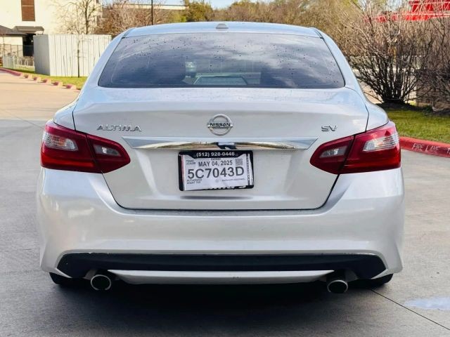 Nissan Altima Vehicle Full-screen Gallery Image 05