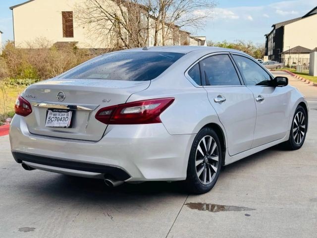 Nissan Altima Vehicle Full-screen Gallery Image 06