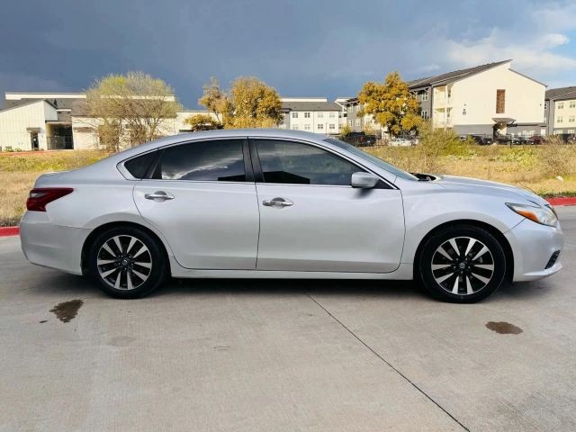 Nissan Altima Vehicle Full-screen Gallery Image 07