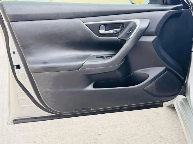 Nissan Altima Vehicle Full-screen Gallery Image 09