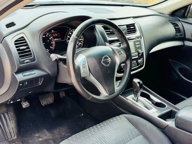 Nissan Altima Vehicle Full-screen Gallery Image 10