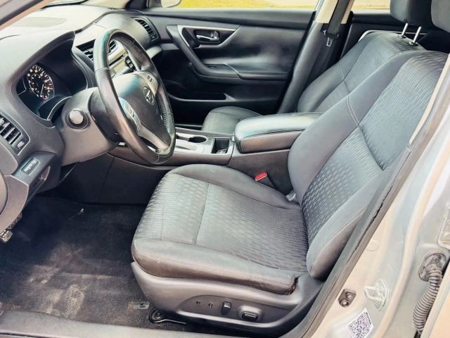 Nissan Altima Vehicle Full-screen Gallery Image 11