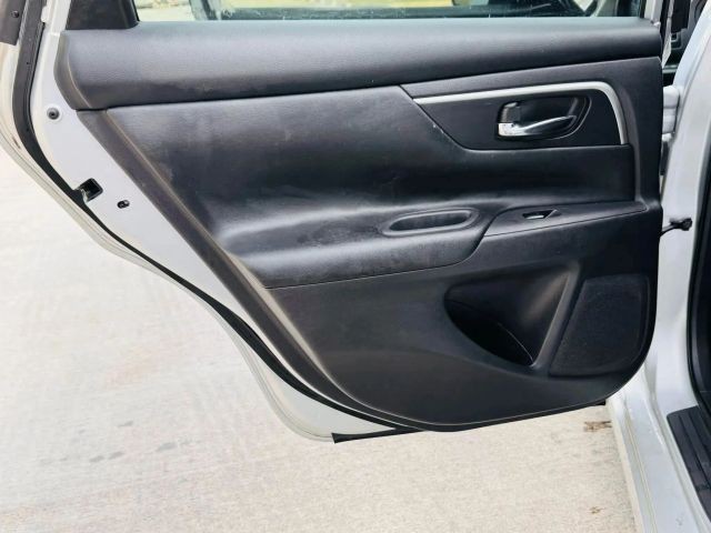 Nissan Altima Vehicle Full-screen Gallery Image 12