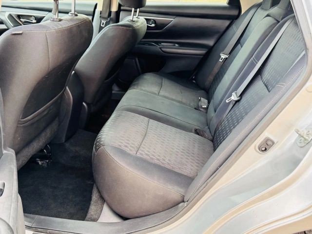 Nissan Altima Vehicle Full-screen Gallery Image 13