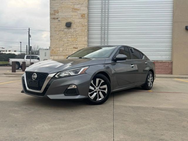 Nissan Altima Vehicle Full-screen Gallery Image 02