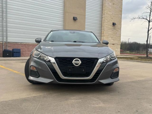 Nissan Altima Vehicle Full-screen Gallery Image 04