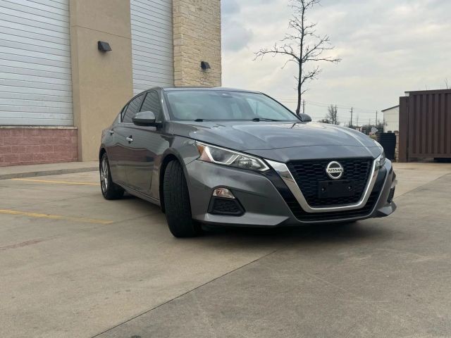 Nissan Altima Vehicle Full-screen Gallery Image 05