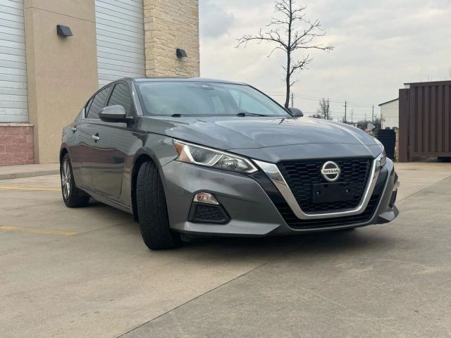 Nissan Altima Vehicle Full-screen Gallery Image 06