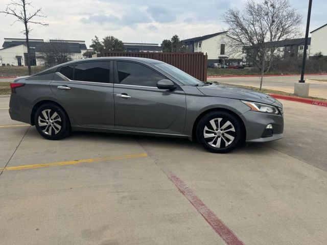 Nissan Altima Vehicle Full-screen Gallery Image 07