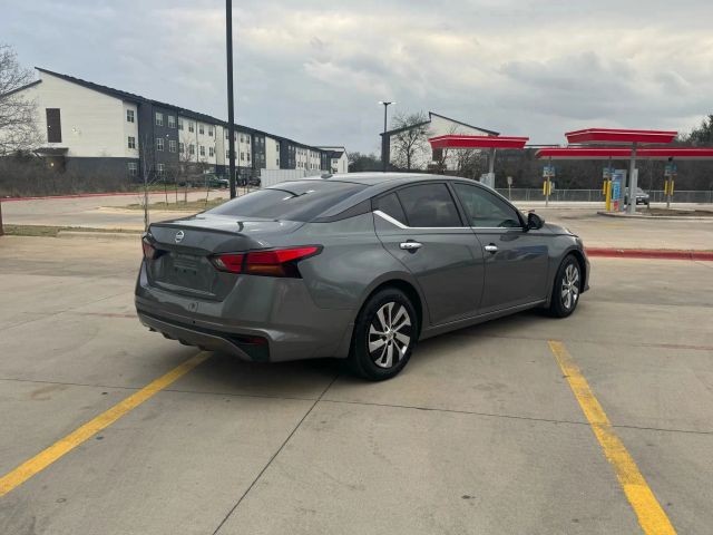 Nissan Altima Vehicle Full-screen Gallery Image 08