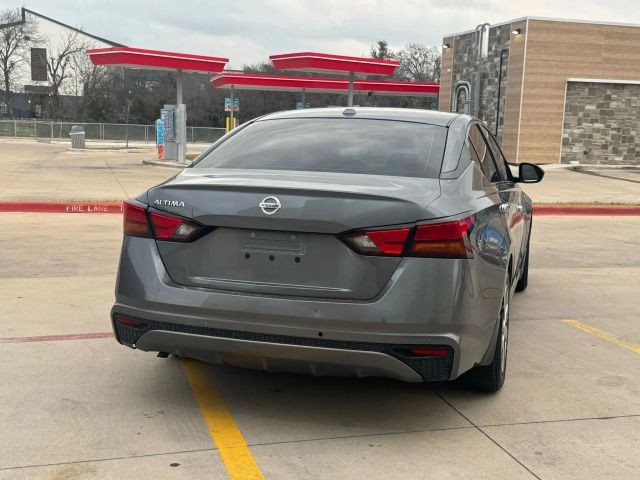 Nissan Altima Vehicle Full-screen Gallery Image 09