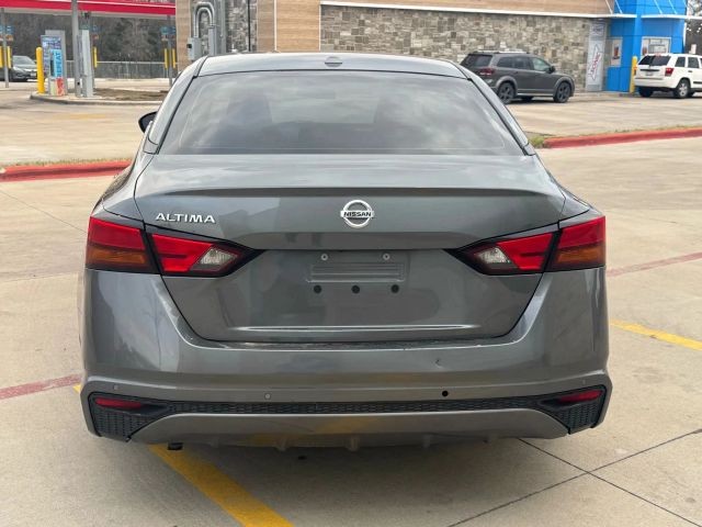 Nissan Altima Vehicle Full-screen Gallery Image 10