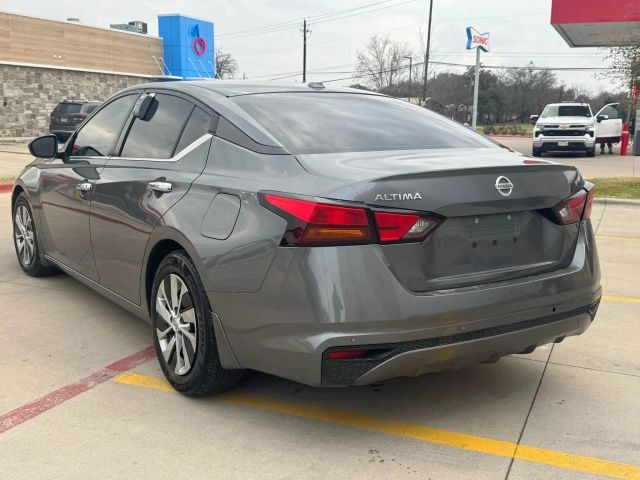 Nissan Altima Vehicle Full-screen Gallery Image 11