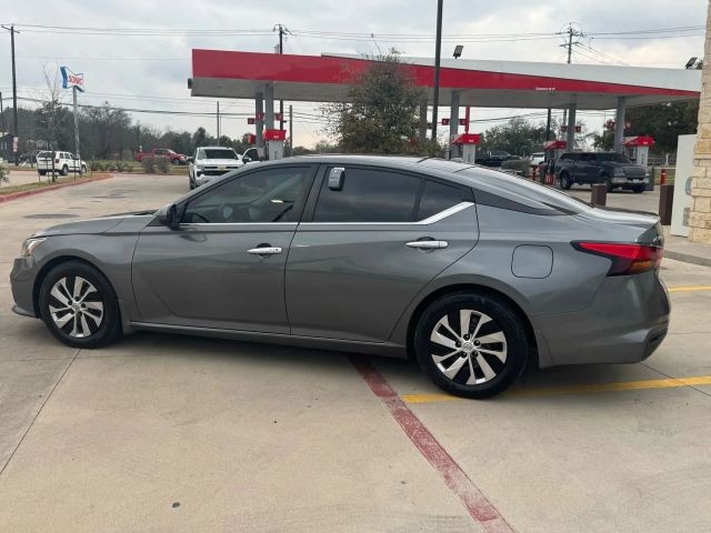 Nissan Altima Vehicle Full-screen Gallery Image 12