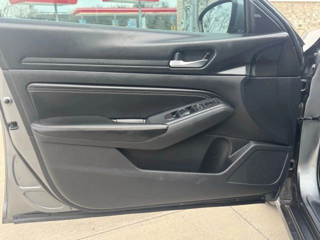 Nissan Altima Vehicle Full-screen Gallery Image 13