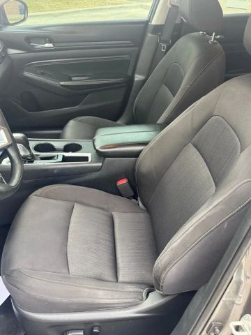 Nissan Altima Vehicle Full-screen Gallery Image 14